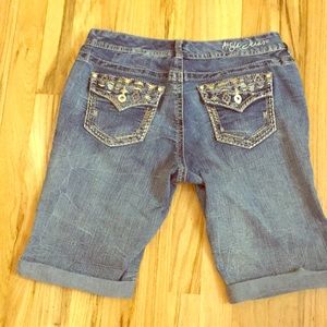 Cute long shorts with embroidered pockets